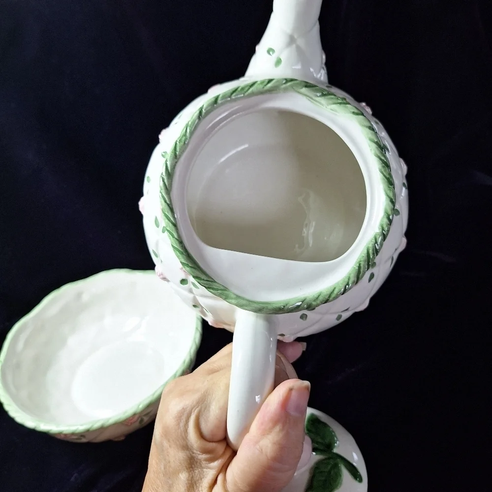 Teapot raised roses &bowl
